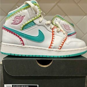 Air Jordan 1 Mid Girls Size 5.5